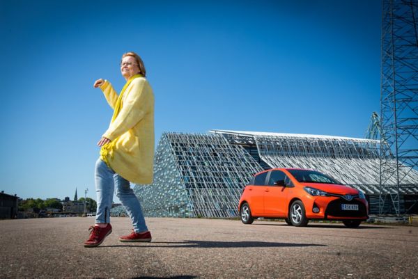 Museotoimenjohtaja Kirsi Niku ja Toyota Yaris