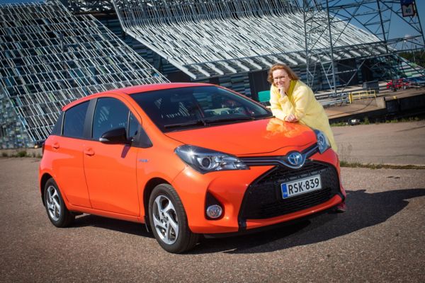 Museotoimenjohtaja Kirsi Niku ja Toyota Yaris