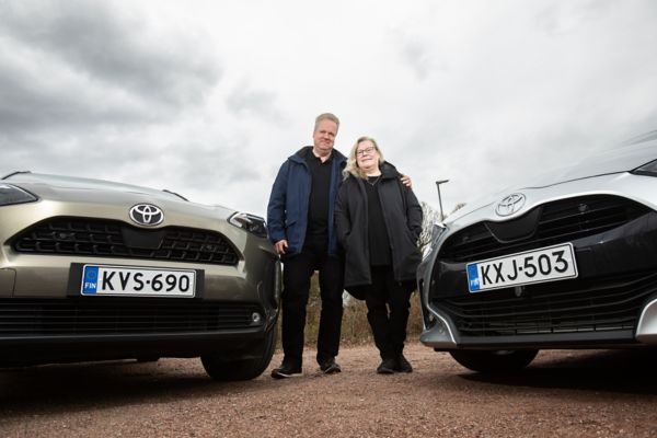 Minna ja Janne Varila sekä perheen Toyotat: Yaris ja Yaris Cross