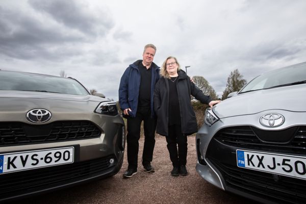 Markkinointiviestinnän suunnittelija Henna Kukkamäki ja Toyota GR Yaris