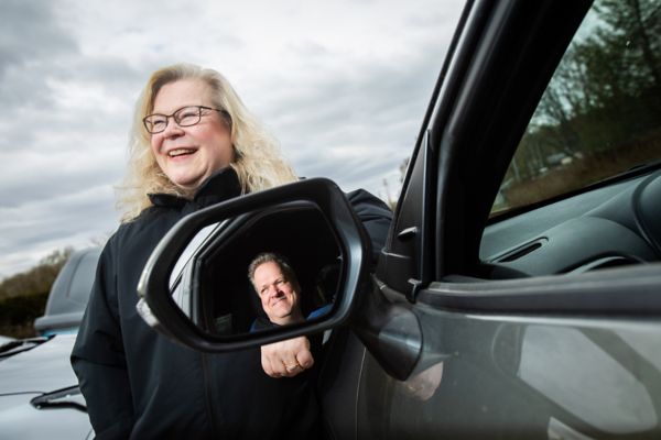 Minna ja Janne Varila sekä perheen Toyotat: Yaris ja Yaris Cross