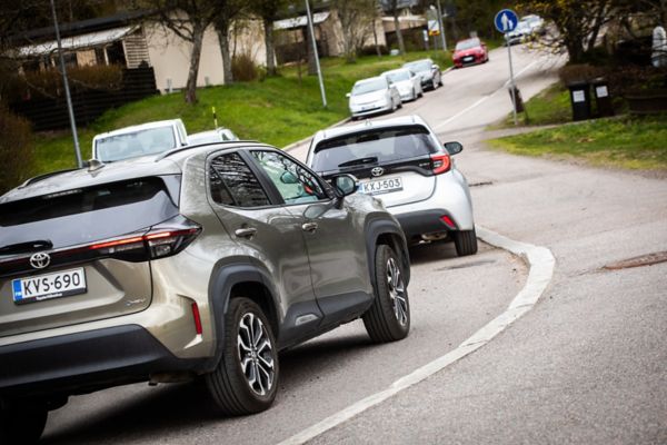 Minna ja Janne Varila sekä perheen Toyotat: Yaris ja Yaris Cross