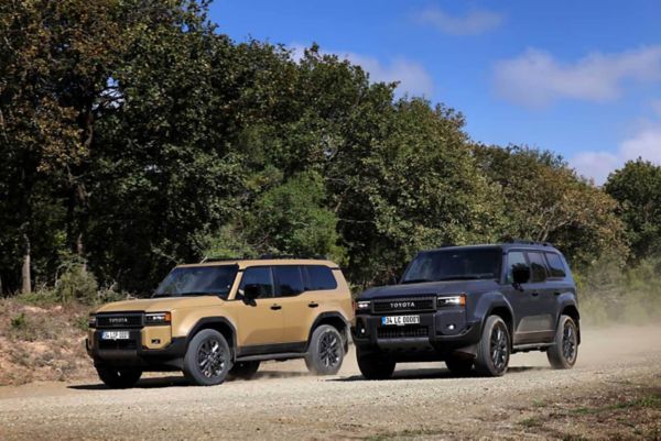 Zorlu yollarda giden iki tane Yeni Land Cruiser Prado