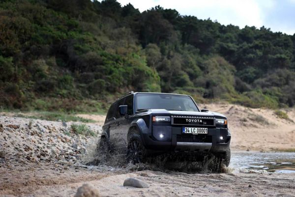 Zorlu yollarda giden Yeni Land Cruiser Prado