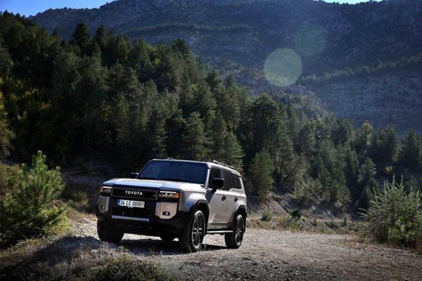 Zorlu yollarda giden Yeni Land Cruiser Prado