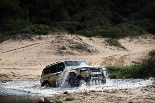 Derin suyun içinden geçerek ilerleyen Land Cruiser Prado