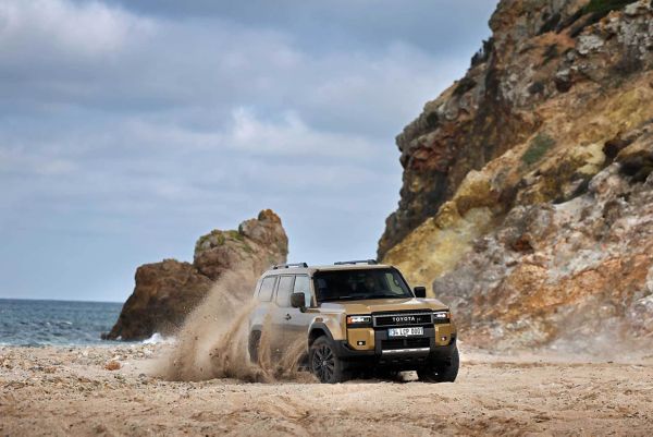 Zorlu yollarda giden Yeni Land Cruiser Prado