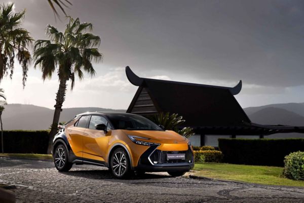 yolda duran turuncu Toyota C-HR