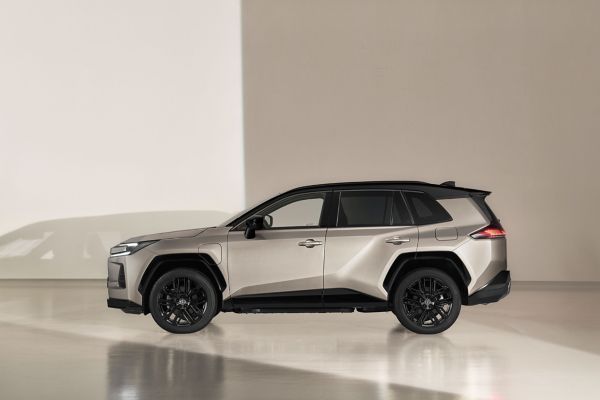 Yeni Nesil RAV4 yandan görünümü
