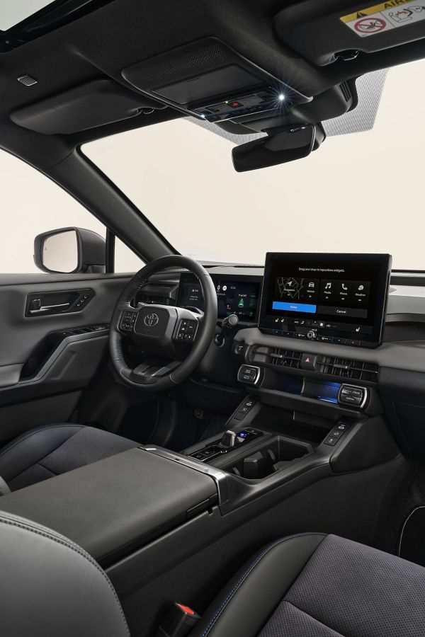 Yeni Nesil RAV4 kabin görünümü