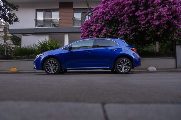 yolda duran mavi Corolla Hatchback Hybrid yan görünümü