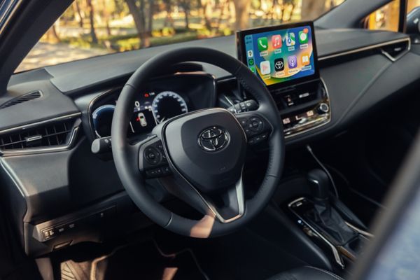 Corolla Hatchback Hybrid'in ön kokpit görünümü