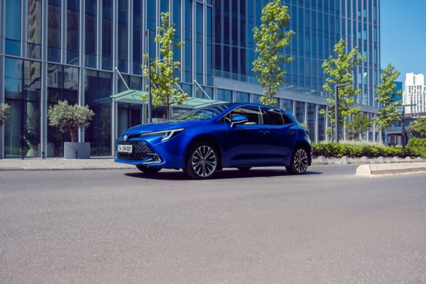 yolda duran mavi Corolla Hatchback Hybrid yan ve ön görünümü