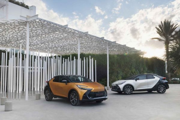 İki adet yeni Toyota C-HR hibrit otomobil