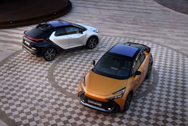 İki adet yeni Toyota C-HR hibrit otomobil