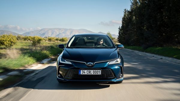 Yeni toyota corolla süren bir adam