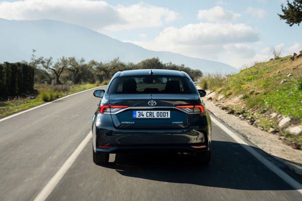 Toyota corolla model otomobilinin arkadan çekimi 