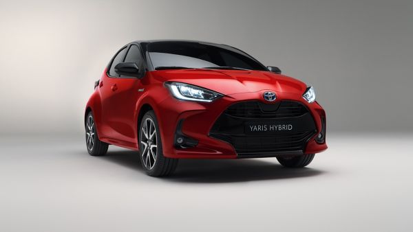 Kırmızı renkli Toyota Yaris otomobili