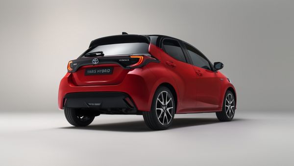 Kırmızı renkli Toyota Yaris otomobili