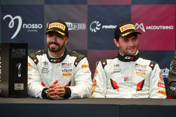 Equipa Toyota em com piloto e co-piloto lado a lado