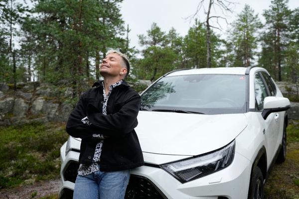 Antti Tuisku ja Toyota RAV4 Plug-in Hybrid