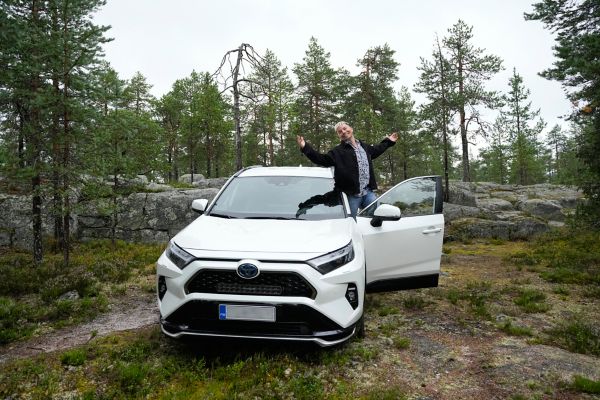 Antti Tuisku ja Toyota RAV4 Plug-in Hybrid