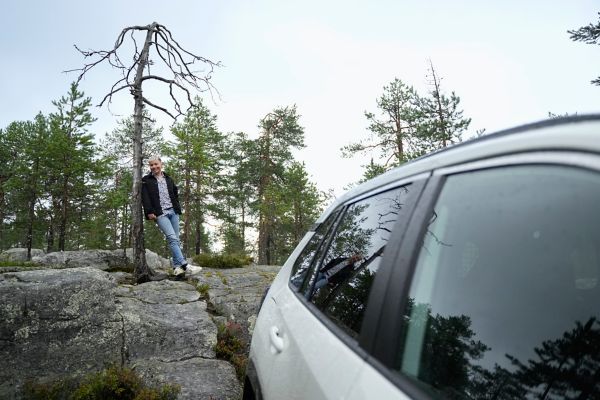 Antti Tuisku ja Toyota RAV4 Plug-in Hybrid