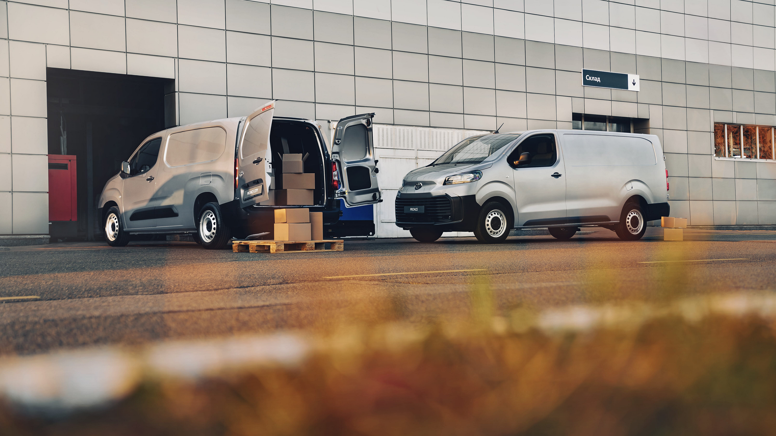 A Proace ready for action on a busy site 	