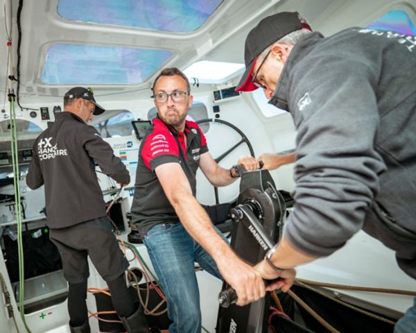Equipe Akkodis travaillant sur le trimaran d'Armel