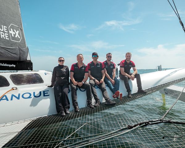 Equipe Akkodis ASP assis sur sur le trimaran d'Armel