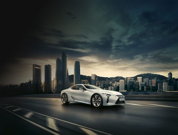 Ein Lexus LC fährt auf einer Straße