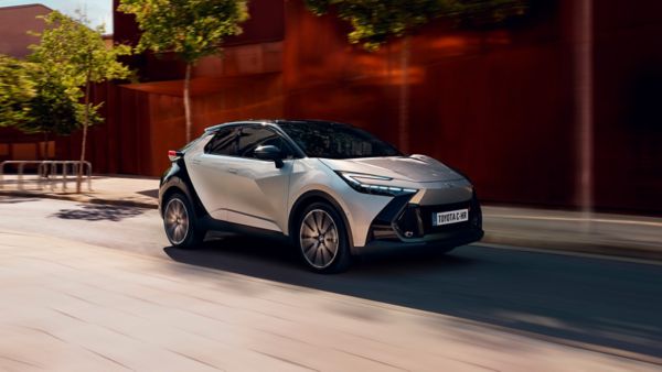 Toyota C-HR auf Straße, innerorts