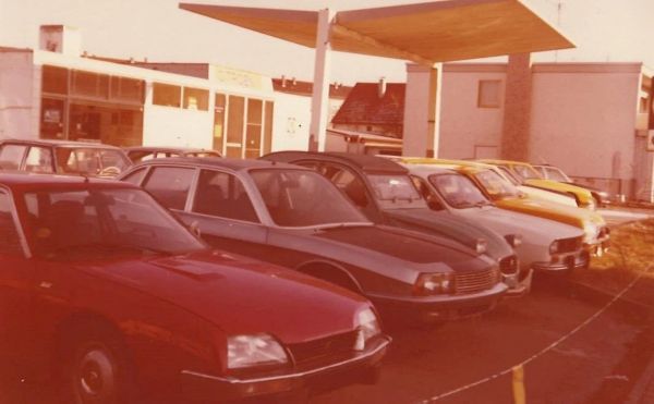 Ein altes Bild von Toyota-Fahrzeugen nebeneinander aus dem Jahr 1977