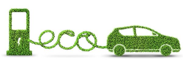 Ein grünes Auto aus Pflanzen ist mit einer Ladesäule verbunden, das Kabel formt das Wort „eco“ als Symbol für umweltverträgliche alternative Antriebe.