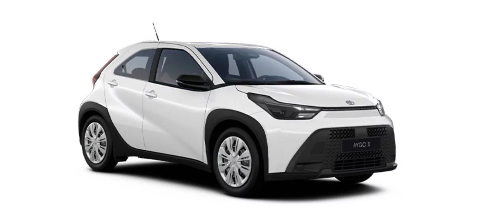 weißer Aygo X steht im 40 Grad nach rechts zur Kamera gedreht vor einem neutralen Hintergrund