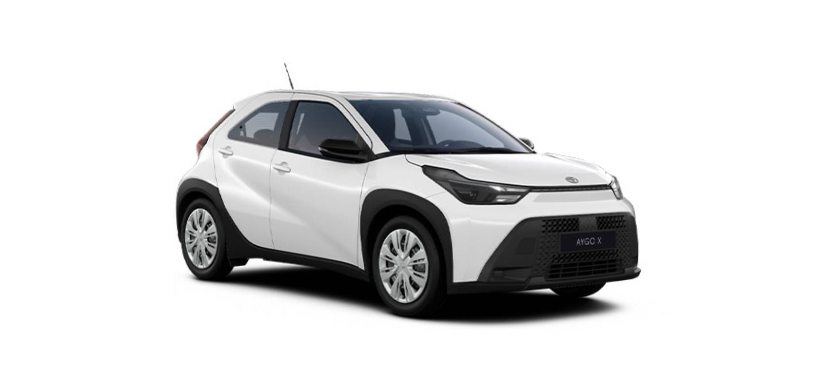 weißer Aygo X steht im 40 Grad nach rechts zur Kamera gedreht vor einem neutralen Hintergrund