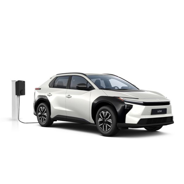 Ein weißer Toyota bZ4X in diagonaler Frontansicht vor einem weißen Hintergrund, der mit einem Kabel an einer Ladesäule angeschlossen ist.