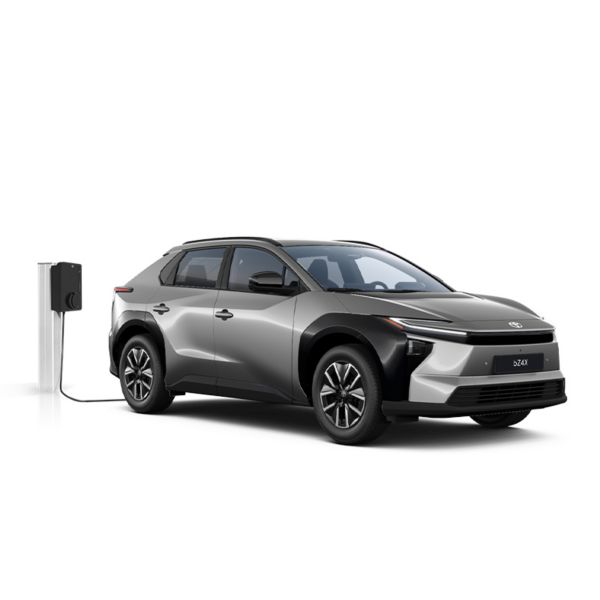 Ein schwarzer Toyota bZ4X in diagonaler Frontansicht vor einem weißen Hintergrund, der an einer Ladesäule angeschlossen ist.
