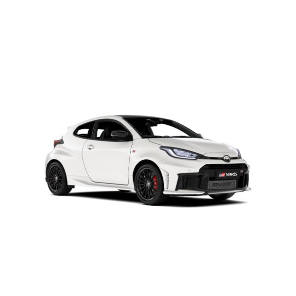 Ein weißer Toyota GR Yaris mit sportlichen Felgen in diagonaler Frontansicht vor einem weißen Hintergrund.