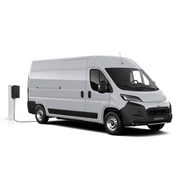 Ein weißer Toyota Proace Max Electric Meister in diagonaler Frontansicht vor einem weißen Hintergrund neben einer Ladesäule.