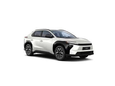 Ein weißer Proace Verso Electric auf weißem Hintergrund