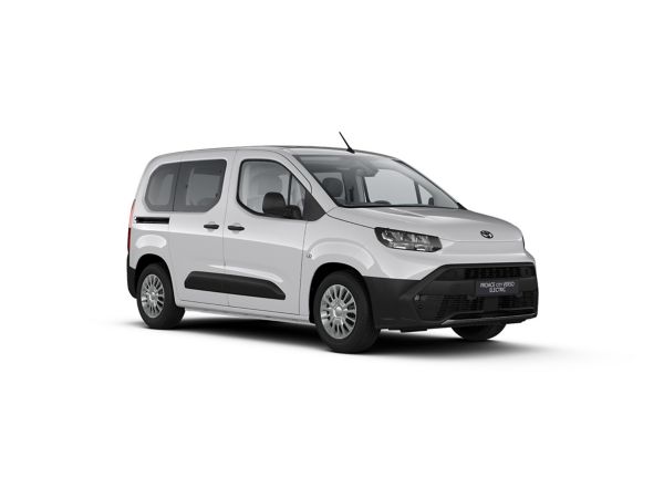 Ein weißer Proace City Verso Electric auf weißem Hintergrund