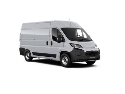 Weißer Toyota Proace Max Duty auf weißem Hintergrund