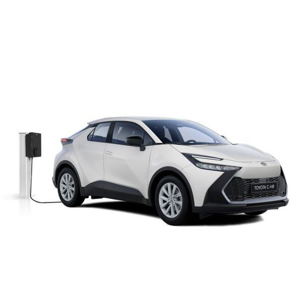 Ein weißer Toyota C-HR Plug-in Hybrid Flow in diagonaler Frontansicht vor einem weißen Hintergrund