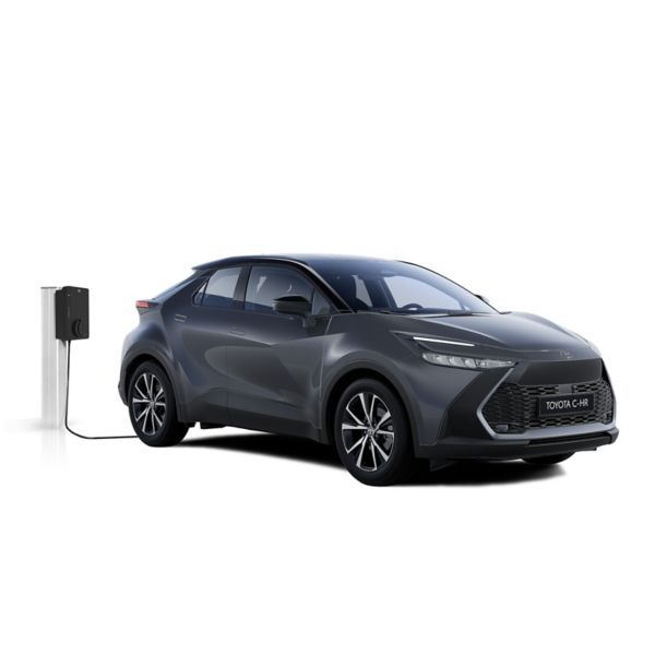 Schwarzer Toyota C-HR Plug-in Hybrid in diagonaler Frontansicht vor einem weißen Hintergrund.