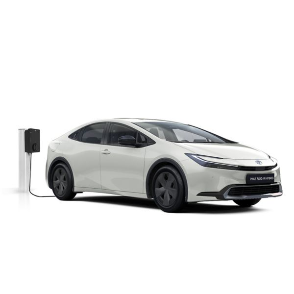 Ein weißer Prius Plug-in Basis in diagonaler Frontansicht vor einem weißen Hintergrund