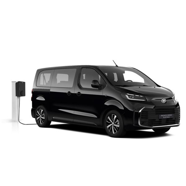 Ein schwarzer Toyota Proace Verso Electric Teamplayer in diagonaler Frontansicht vor einem weißen Hintergrund