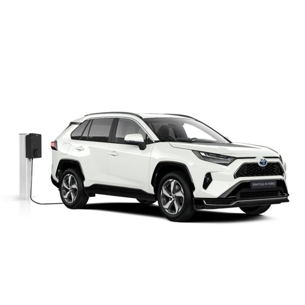 Weißer RAV4 Plug-in Hybrid Basis steht diagonal zur Kamera vor einem neutralen Hintergrund neben einer Ladesäule.