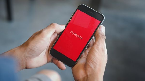 Aplikacja MyToyota na ekranie smartfona