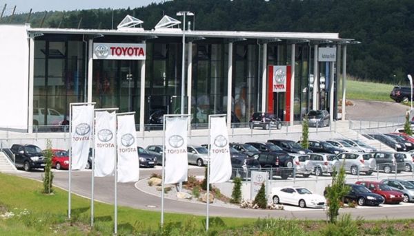 Ein modernes Toyota-Autohaus aus dem Jahr 2008 in Pfaffenhofen